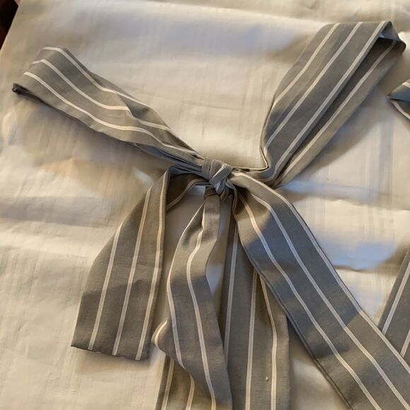 Petersyn gray/white cropped top with shoulder ties Nola style Size XS NWT - Picture 2 of 6